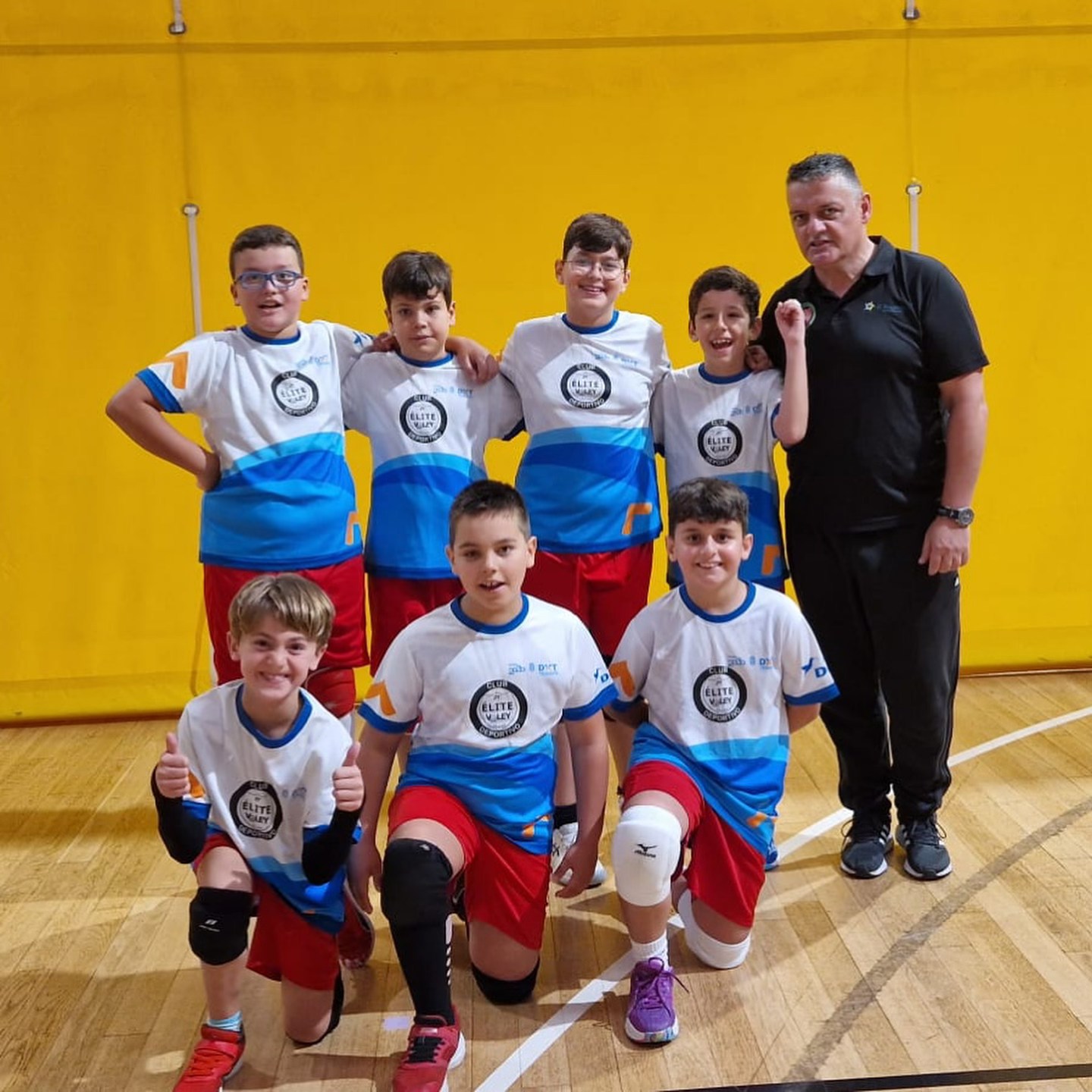 Jugadoras de Élite Vóley reunidas como equipo